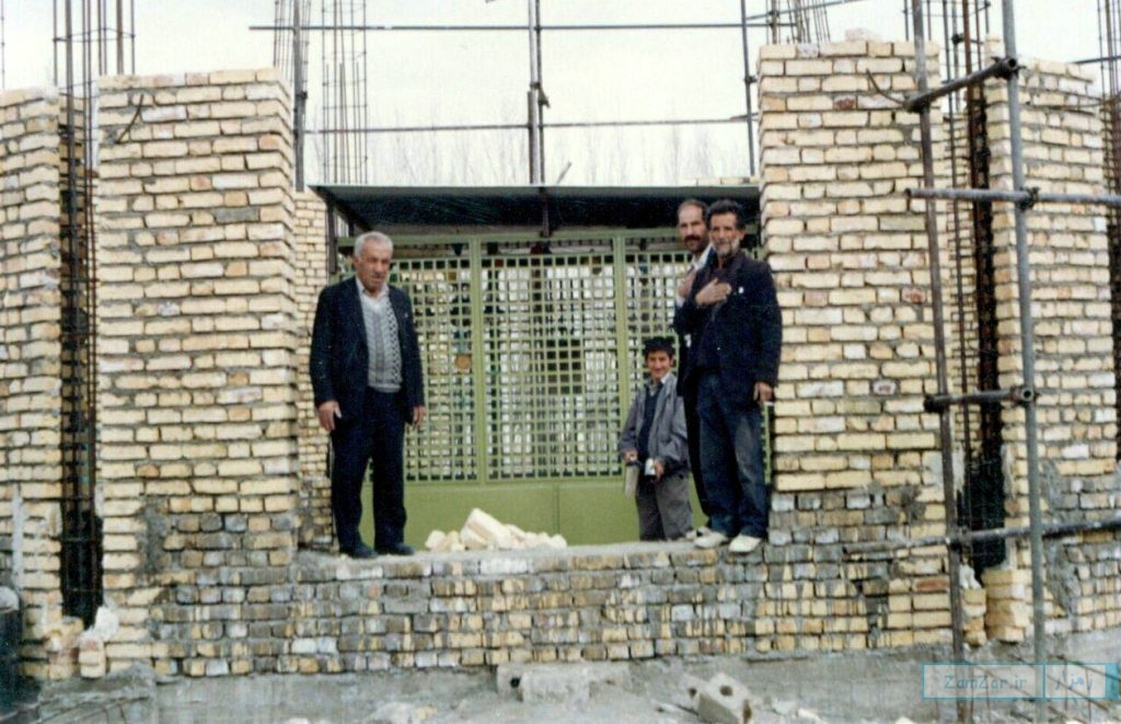 (تصاویر) بازسازی حرم امامزاده حلیمه خاتون (س) کرد در دهه 70 خورشیدی