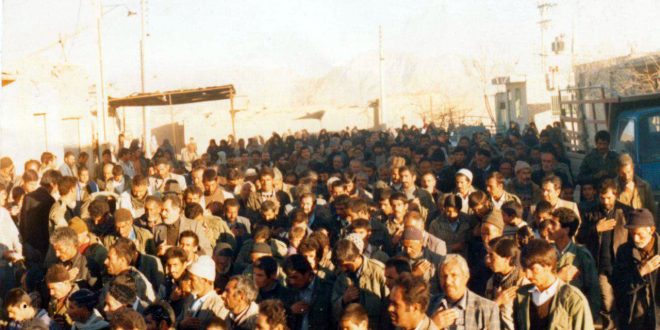 (عکس) استقبال مردم کرکوند از هیئت محمدی شیراز 1366 خورشیدی
